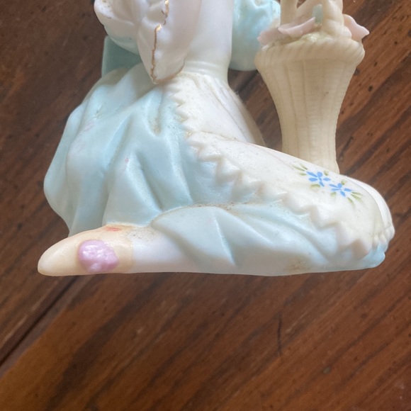 Porcelain figurine of girl with basket of flowers - Picture 3 of 5